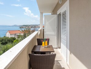 Apartment (#5) | Terrace/patio