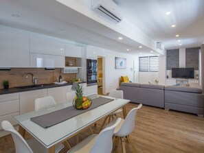 公寓 (#5) | 起居区 | 平板电视