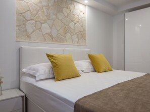 Premium bedding, Select Comfort beds, soundproofing, iron/ironing board - Apartment Franko Maris (Podstrana)