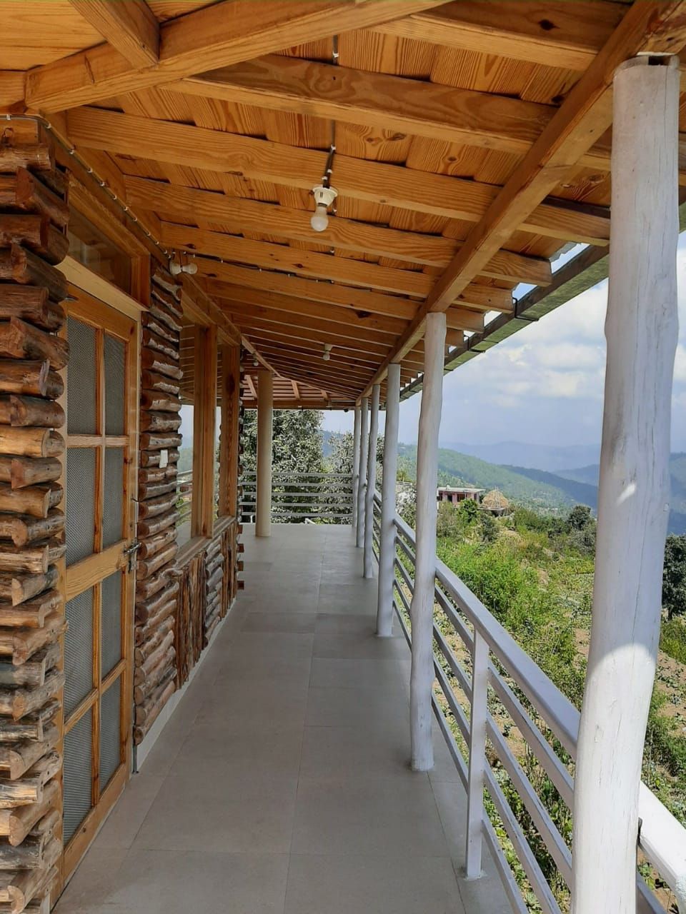 Un pasillo cubierto de madera con vistas al paisaje.