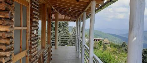 Un pasillo cubierto de madera con vistas al paisaje.