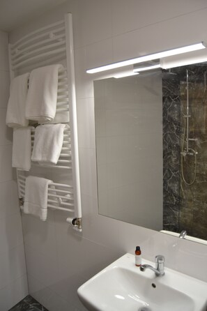 Shower, rainfall showerhead, free toiletries, hair dryer
