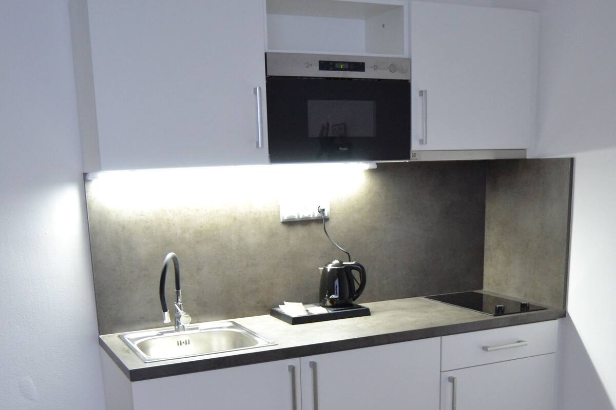 Coffee/tea maker, fridge, microwave, stovetop