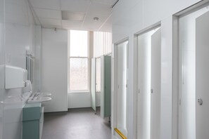 Standard Twin Room | Bathroom | Shower, free toiletries, hair dryer, towels - McIntosh Hall - Campus Accommodation (St. Andrews)