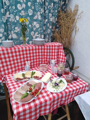 Sudah termasuk sarapan prasmanan setiap hari