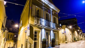 Fachada del alojamiento - Noche