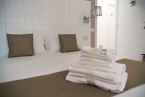 In-room safe, desk, laptop workspace, blackout drapes - Rigel Villanova Rooms (Cagliari)
