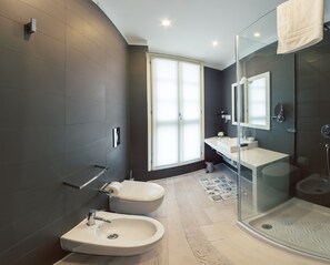 Dusche, kostenlose Toilettenartikel, Haartrockner, Bidet