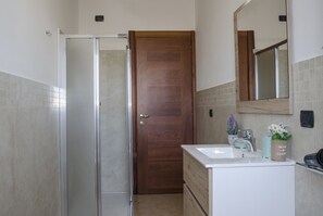 Appartamento, 2 camere da letto | Bagno | Doccia, asciugacapelli, bidet, asciugamani