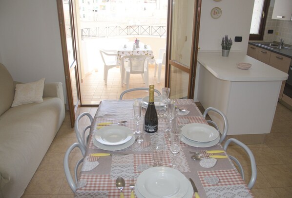 Appartement, 2 chambres | Restauration dans la chambre