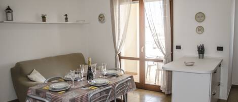 Apartment, 2 Schlafzimmer | Essbereich im Zimmer