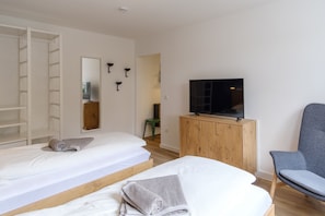 Classic Apartment (EUR 75,00 Cleaning Fee) | Individually decorated, individually furnished, laptop workspace - Glück Auf Appartements Am Stadtpark (Duisburg)
