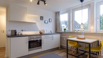 Mikrowelle, Ofen, Herdplatte, Wasserkocher mit Kaffee-/Teezubehör