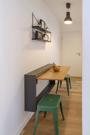 Classic Apartment (EUR 75,00 Cleaning Fee) | Individually decorated, individually furnished, laptop workspace - Glück Auf Appartements Am Stadtpark (Duisburg)
