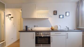 Studio (EUR 75,00 Cleaning Fee) | Eigene Küche | Mikrowelle, Ofen, Herdplatte, Wasserkocher mit Kaffee-/Teezubehör