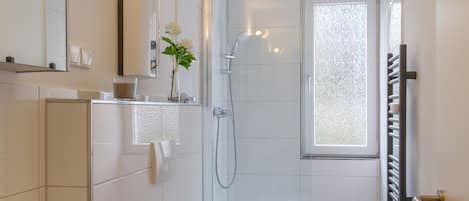 Classic Apartment (EUR 75,00 Cleaning Fee) | Bathroom | Shower, free toiletries, hair dryer, towels