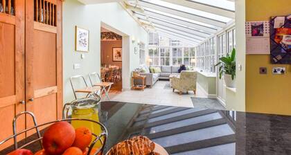 Barebones Farm - sleeps 14 guests in 7 bedrooms