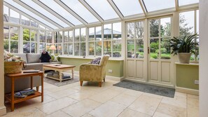 TV, lareira, DVD player, livros