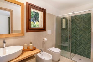 Douche, sèche-cheveux, bidet, serviettes fournies