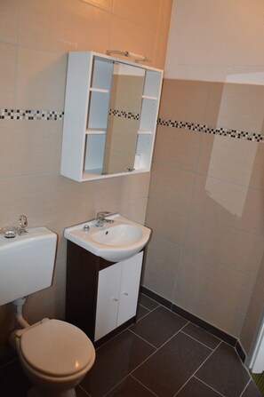 Economy Double Room | Bathroom | Shower, free toiletries, towels