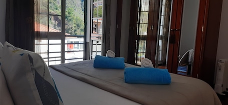 1 bedroom, iron/ironing board, free WiFi, bed sheets. Curral Das Freiras Apartamentos- 2 people