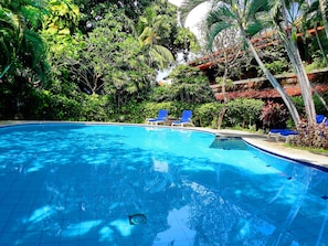 Outdoor pool - Un's Hotel (Kuta)