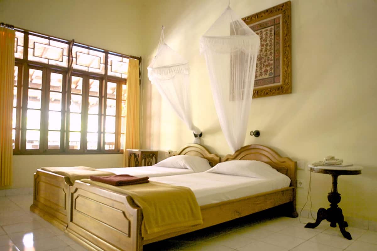 Chambre Deluxe avec lits jumeaux | Coffre-fort, bureau, espace de travail pour ordinateurs portables