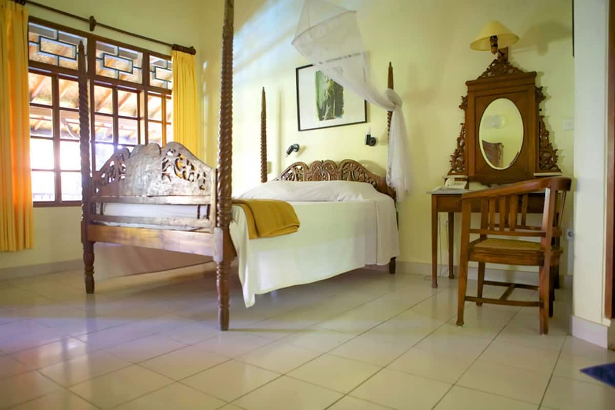Chambre quadruple familiale, 1 chambre, non-fumeur, vue sur la piscine | Coffre-fort, bureau, espace de travail pour ordinateurs portables