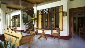 Unclassified image, 5 of 52, button - Un's Hotel (Kuta)
