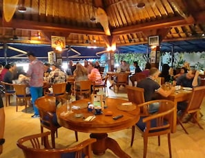 Breakfast, lunch and dinner served  - Un's Hotel (Kuta)
