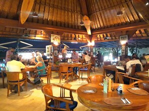 朝食、ランチ、ディナーに営業