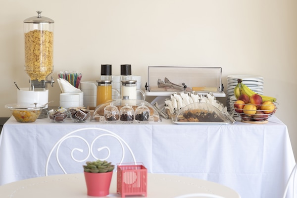 Daily full breakfast (EUR 15 per person)