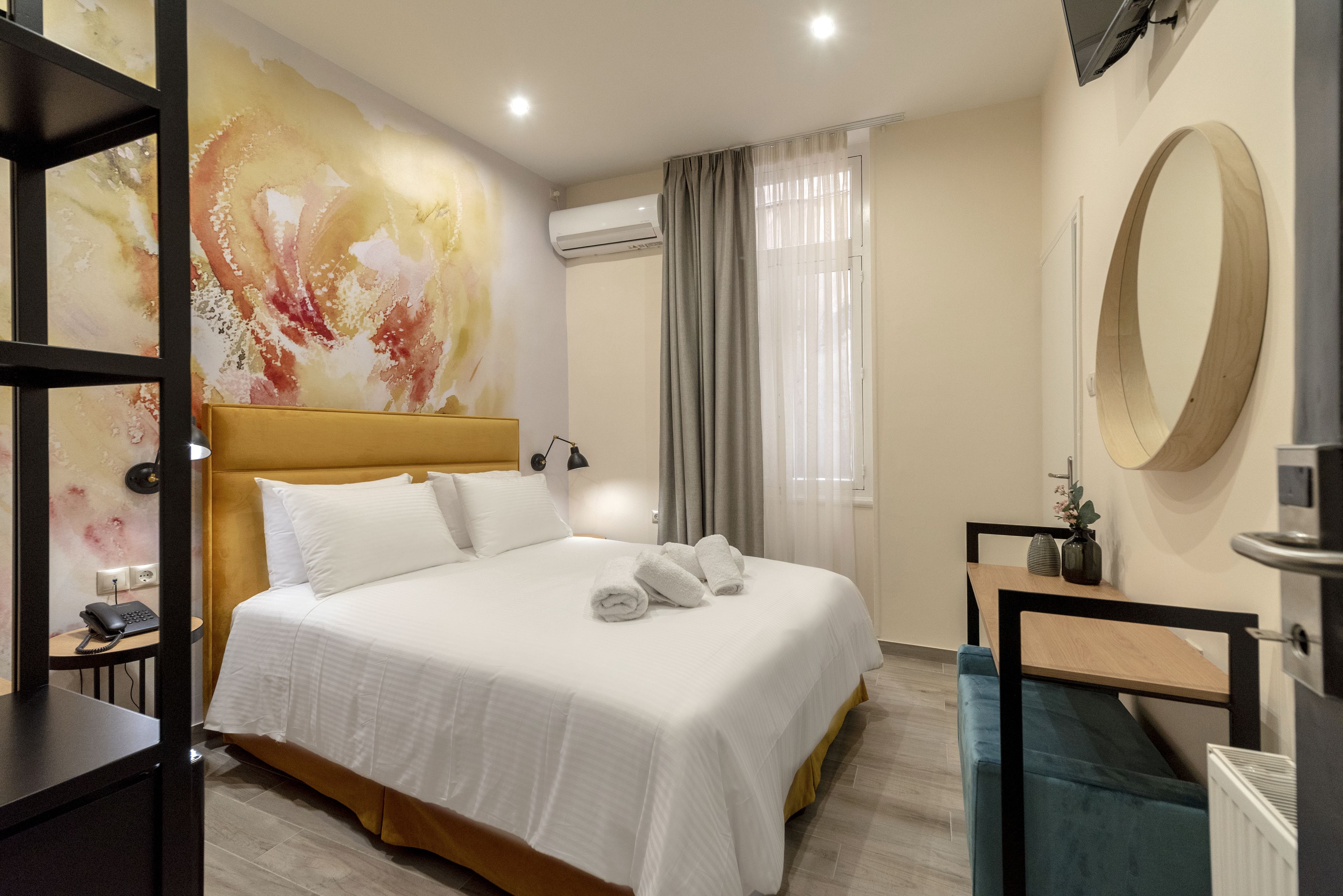 portrait double room | 1 bedroom, minibar, in-room safe, desk