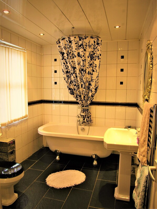 Standard Shared Dormitory, Mixed Dorm | Bathroom | Shower - Cambrington Hostel (Liverpool)