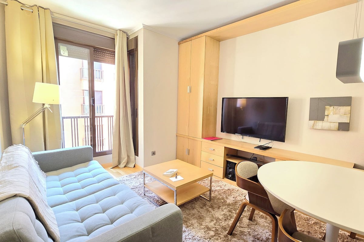 City appartement, 1 slaapkamer, uitzicht op stad (1) | Woonruimte | Een smart-tv en Netflix