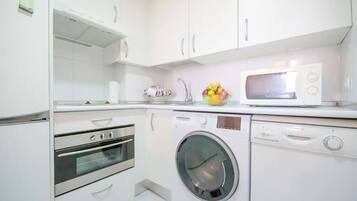 City appartement, 1 slaapkamer, uitzicht op stad (1) | Privékeuken | Een koelkast/vriezer, een magnetron, een oven, een kookplaat