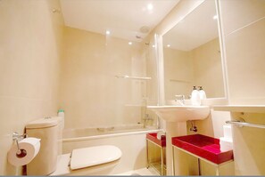 Apartamento City, 1 habitación, vistas a la ciudad (1) | Baño | Ducha, secador de pelo y toallas