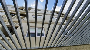 Un immeuble à plusieurs étages doté d’un balcon et d’une fenêtre.