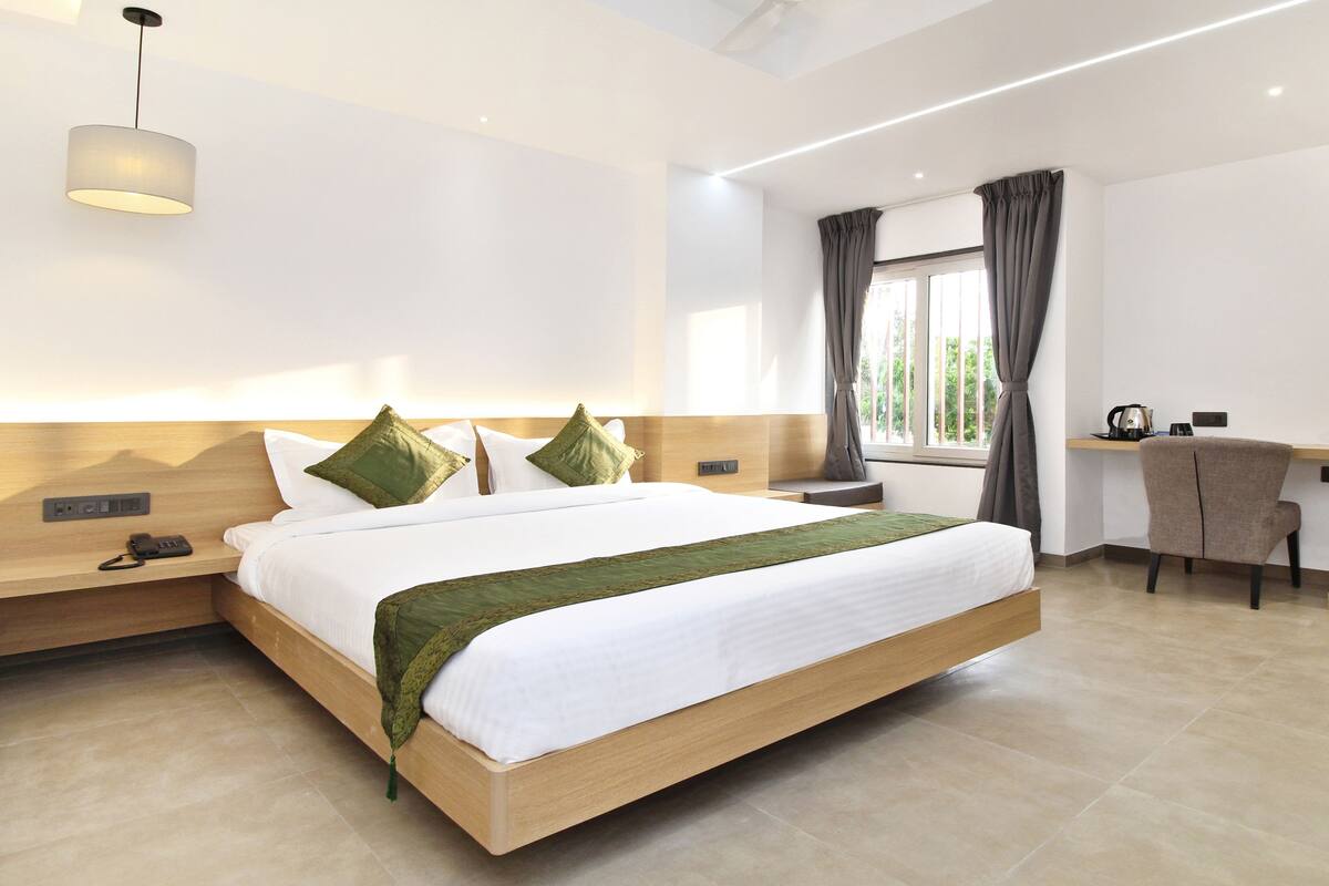 Habitación Deluxe, varias camas | Baño | Regadera, amenidades de baño gratuitas, toallas, jabón
