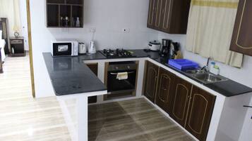 Geladeira, micro-ondas, cooktop, chaleira elétrica