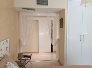 Suíte superior (Fantasia) | Cofres nos quartos, escrivaninha, cortinas blackout