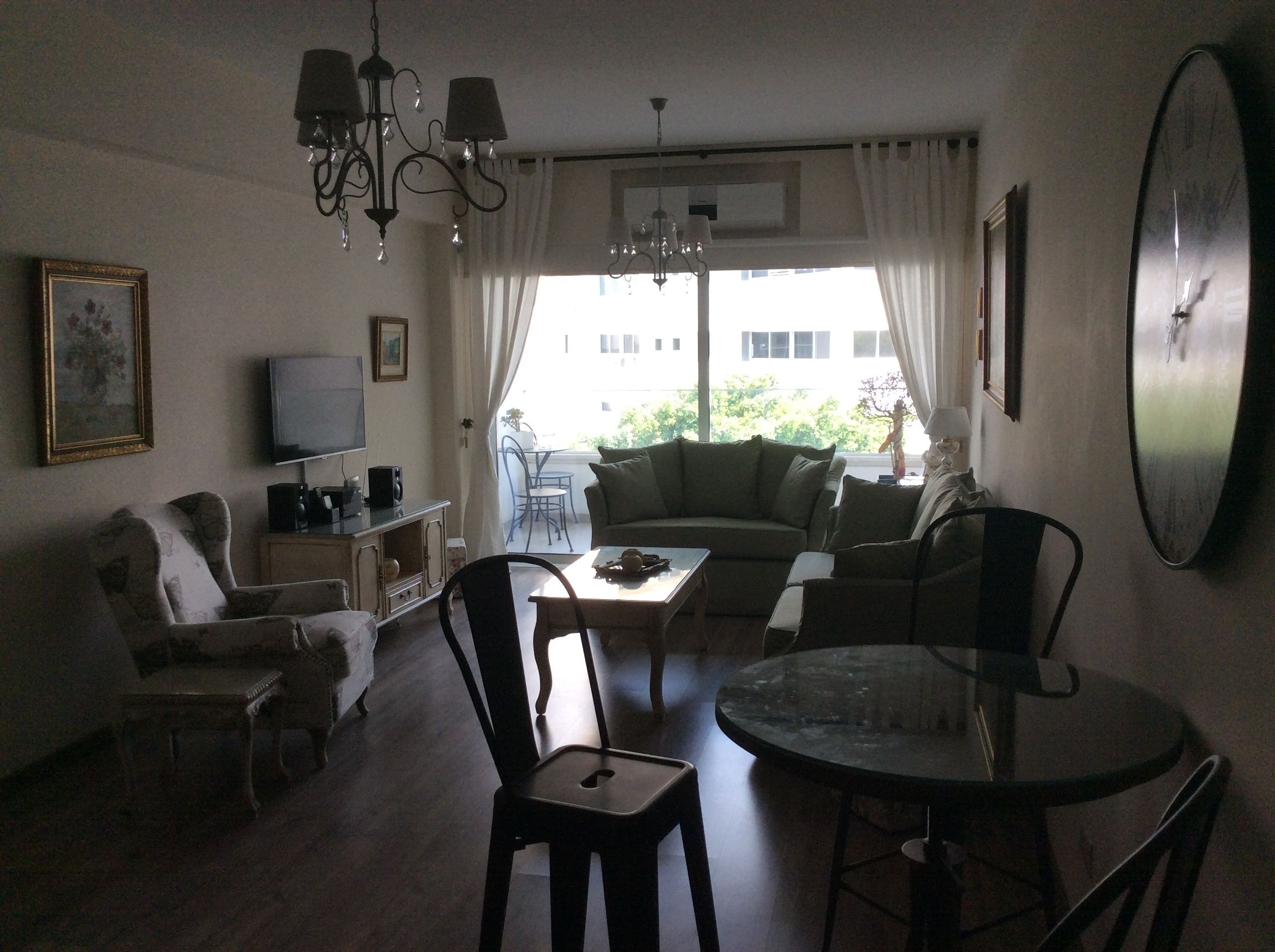 deluxe suite (vintage) | living area | flat-screen tv