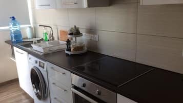 Suite Deluxe (Vintage) | Cocina privada | Refrigerador, horno, parrilla de estufa y cafetera y tetera
