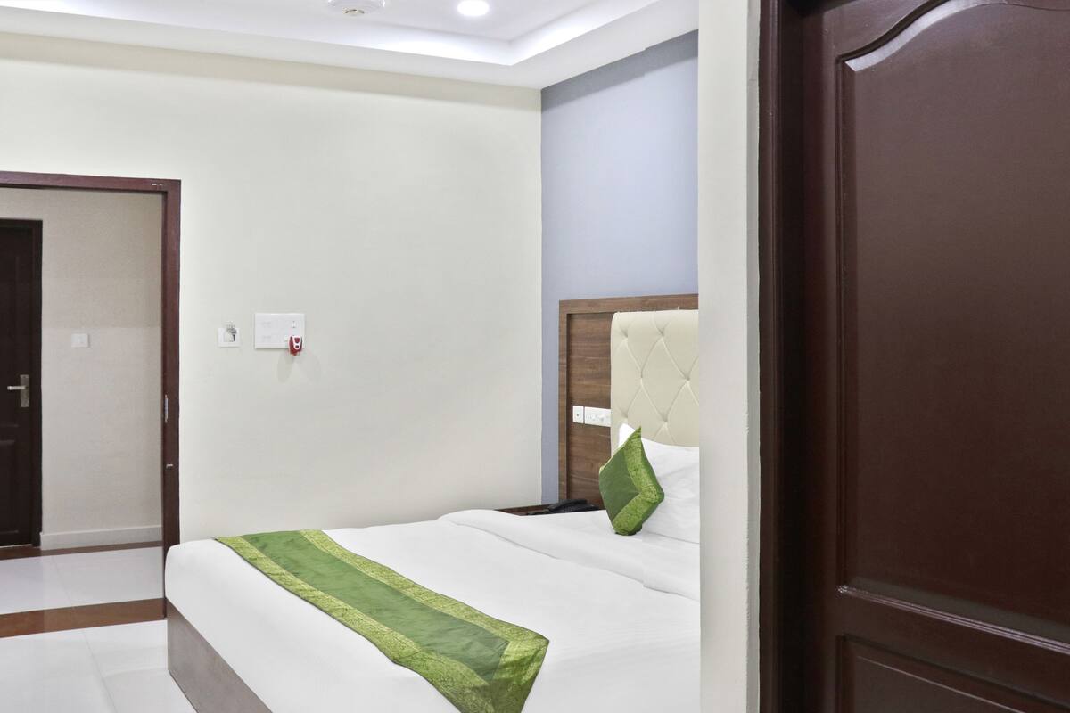 Standard Room, Multiple Beds | Iron/ironing board, rollaway beds, free WiFi, bed sheets