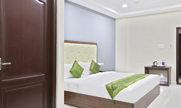 Deluxe Room, 1 Queen Bed | Iron/ironing board, rollaway beds, free WiFi, bed sheets