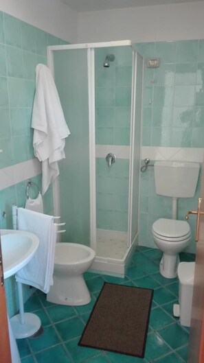 Suihku, sadesuihkupää, ilmaiset hygieniatuotteet, bidee