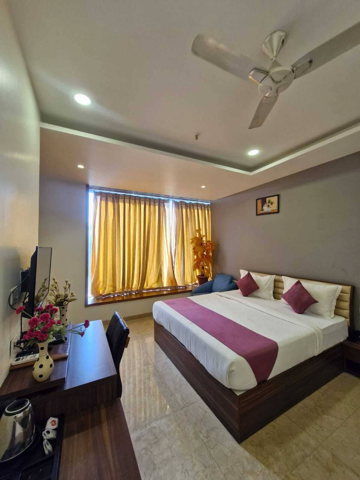 Superior Single Room | Premium bedding, individually furnished, desk, laptop workspace