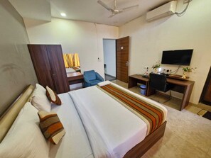 Superior Single Room | Premium bedding, individually furnished, desk, laptop workspace
