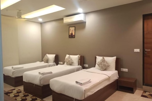 Hochwertige Bettwaren, individuell eingerichtet, Schreibtisch