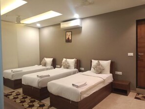 Premium bedding, individually furnished, desk, laptop workspace - Visawa Palace Nanded (Nanded)